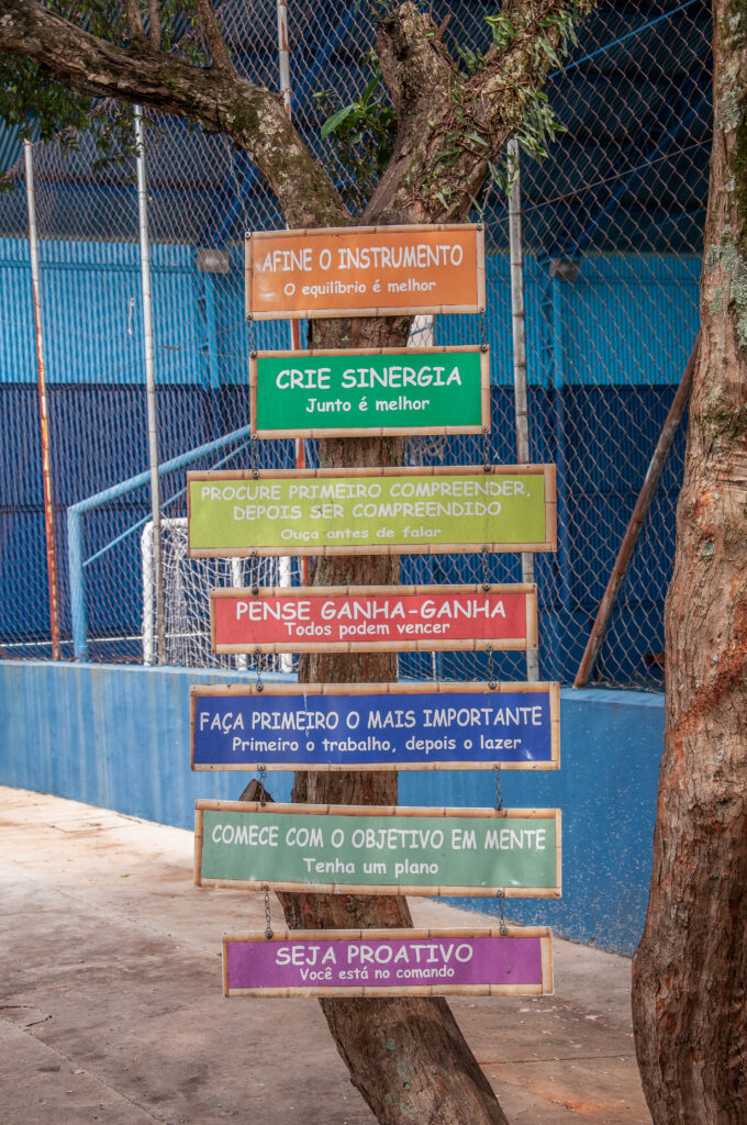 Em vários pontos da escola, os pilares do projeto “Líder de Mim” são destacados.